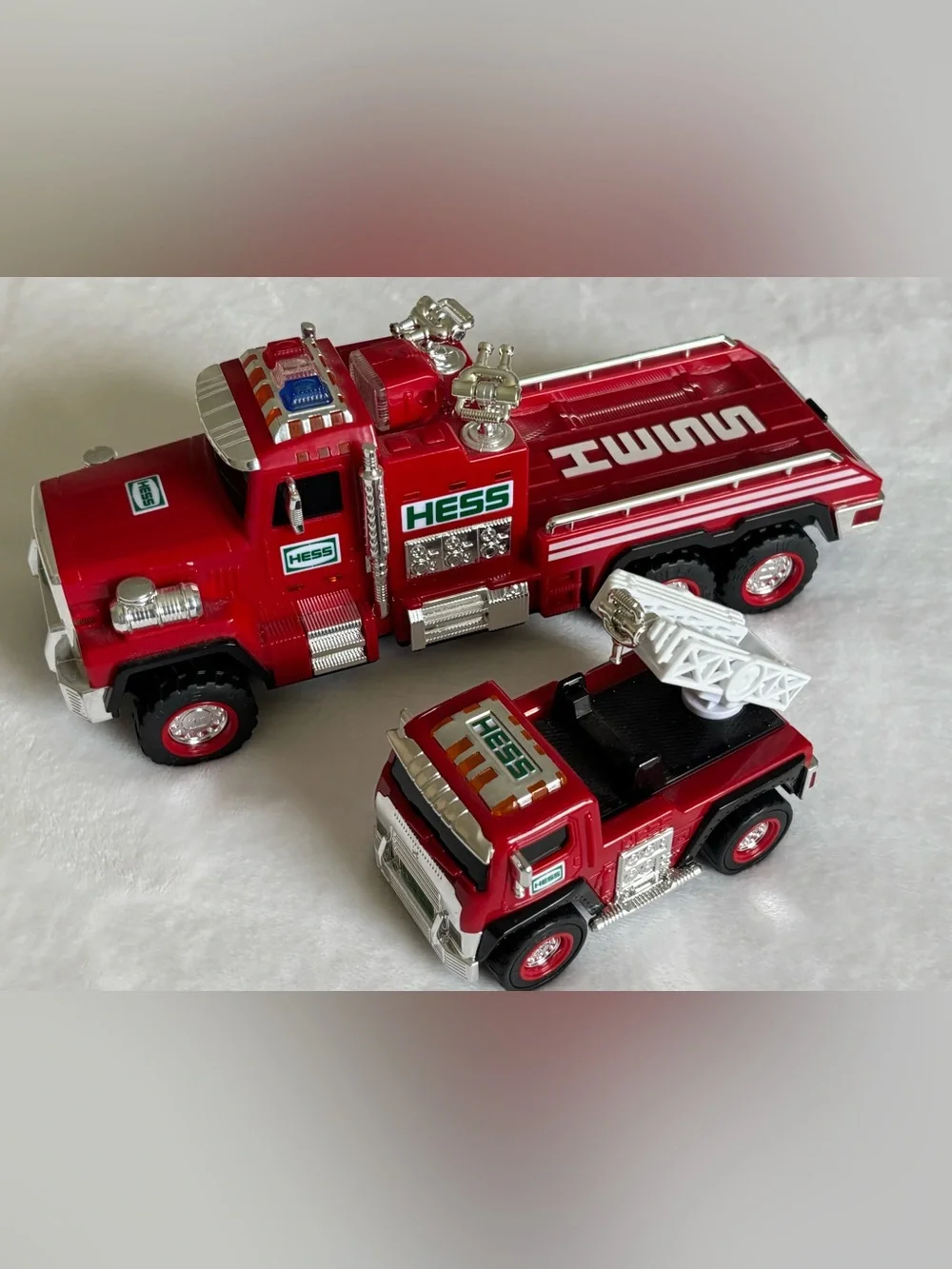 2015 Hess firetruck & ladder rescue vehicle
